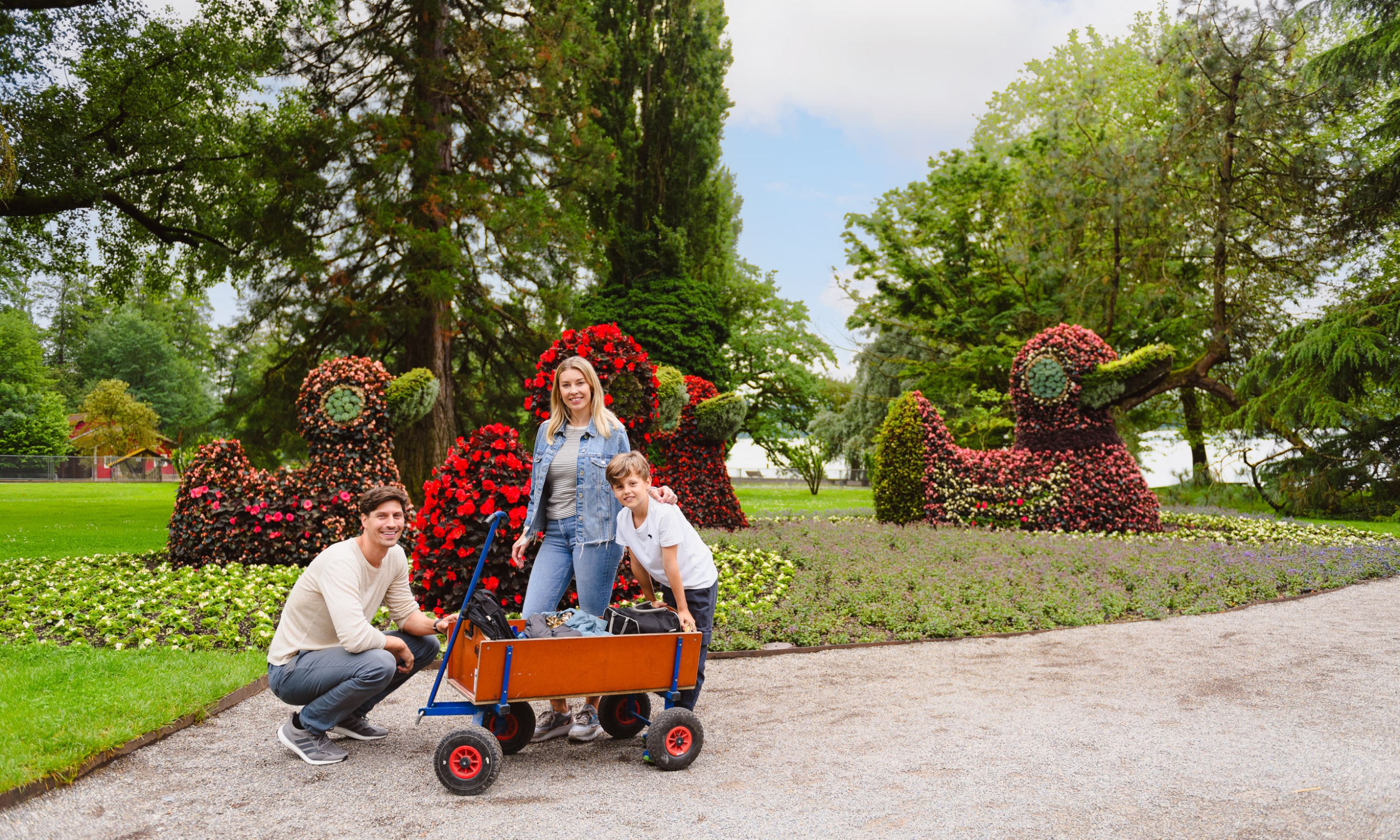 Insel Mainau/ Bjoern Jansen Eine Familie mit Bollerwagen vor den bepflanzen Blumenenten