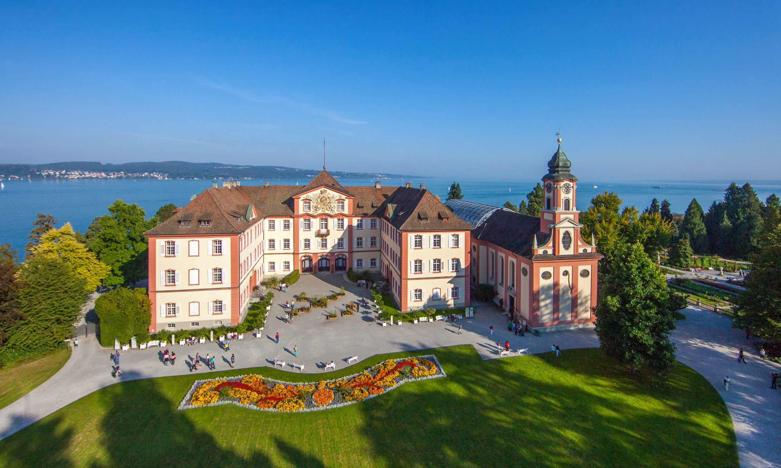 Insel Mainau/ Achim Mende Eine Luftaufnahme von dem Barockensemble aus Schloss Mainau und Schlosskirche St. Marien