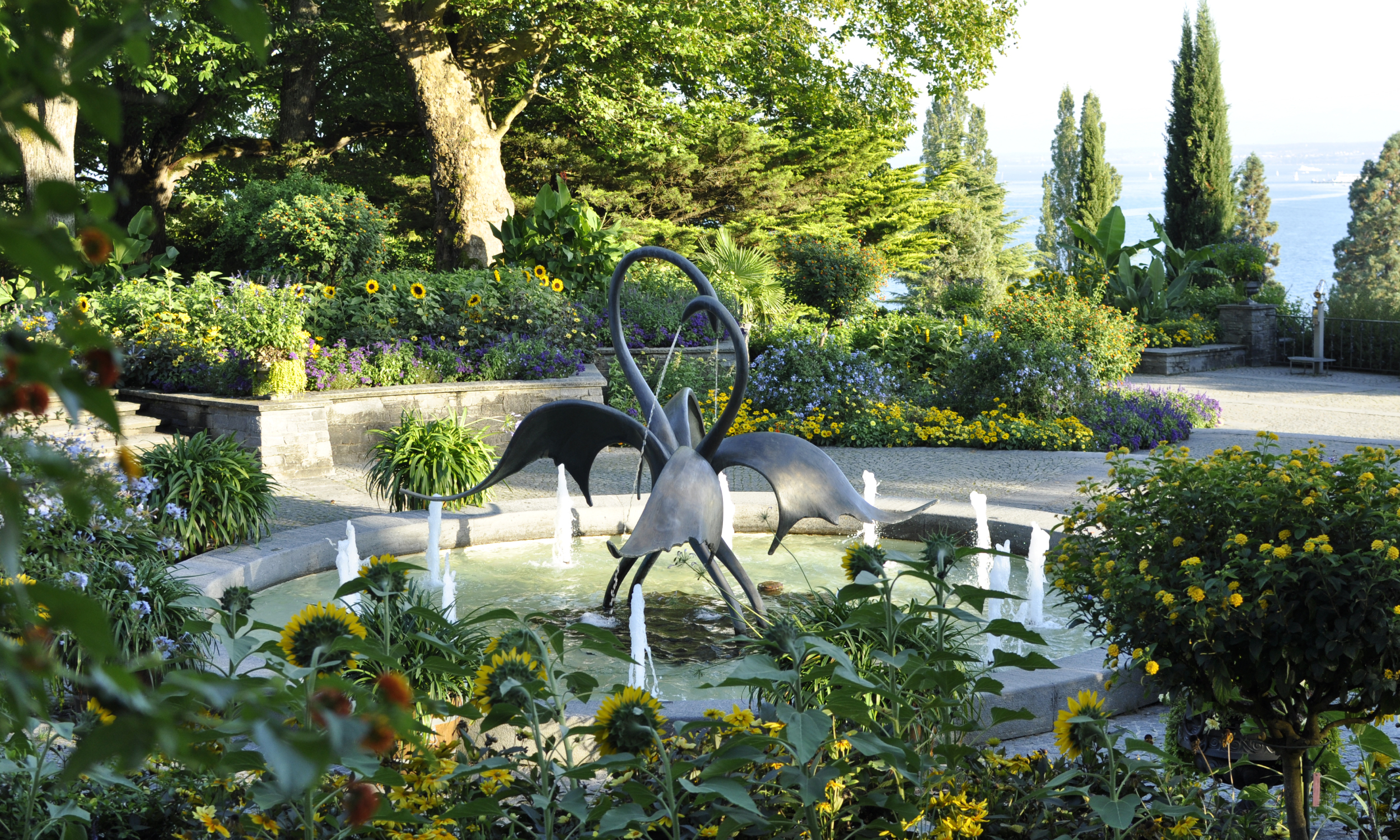 Insel Mainau/ Marketing Der Schwanenbrunnen auf den Mediterran Terrassen ist umhüllt von den verschiedensten Pflanzen in sattem Grün
