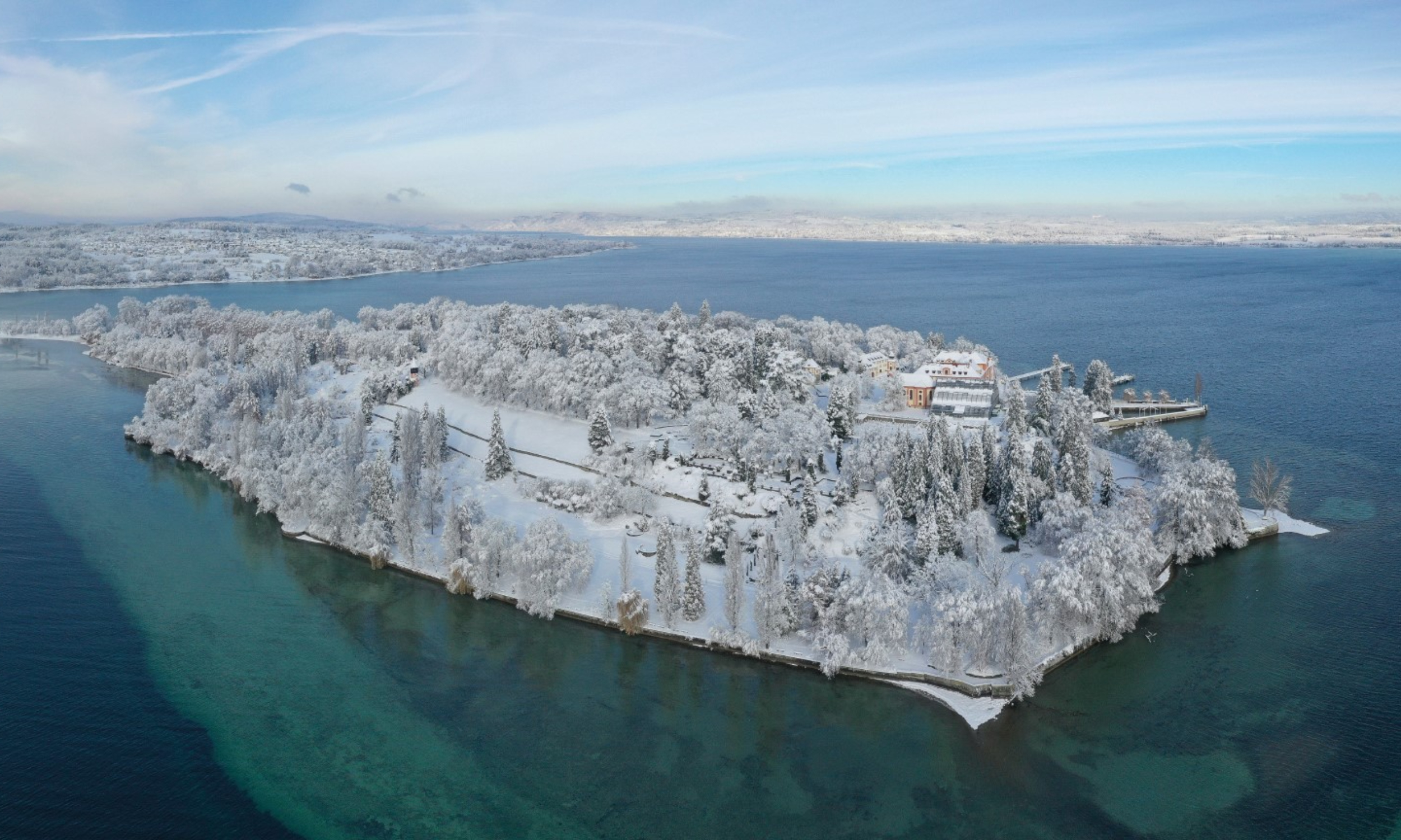 Insel Mainau/ Marketing Eine Luftaufnahme der schneebedeckten Mainau im Winter