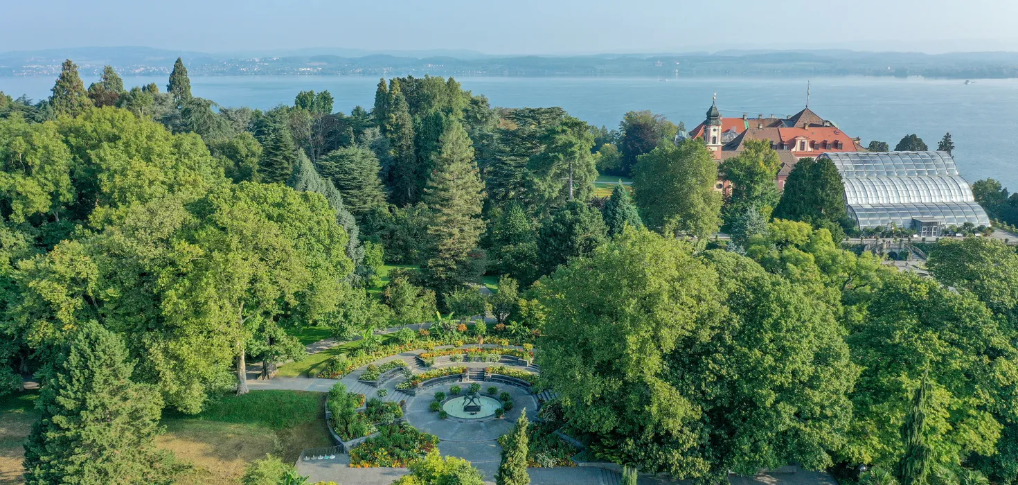Insel Mainau / Marketing Luftaufnahme Brunnenarena mit Palmenhaus und Schlossansicht auf der Insel Mainau
