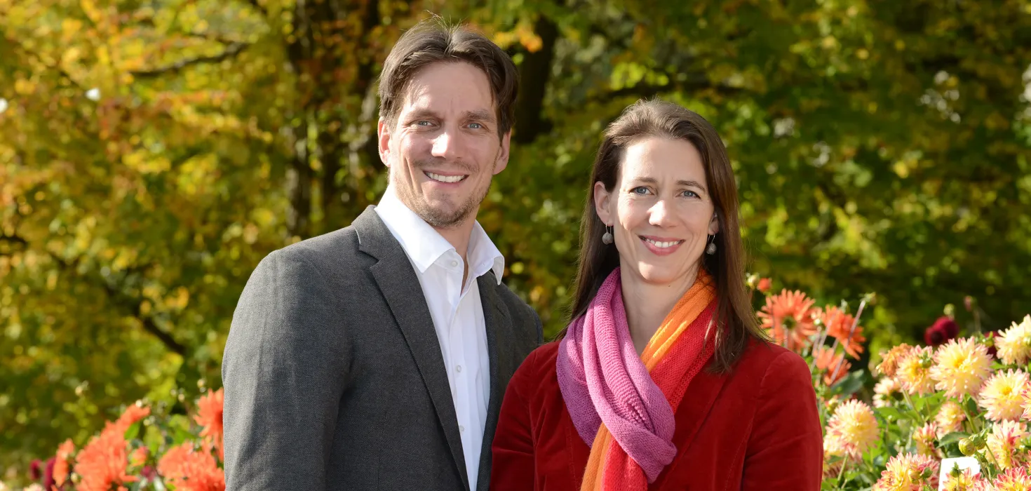 Björn Graf Bernadotte und Bettina Gräfin Bernadotte im Dahliengarten auf der Insel Mainau