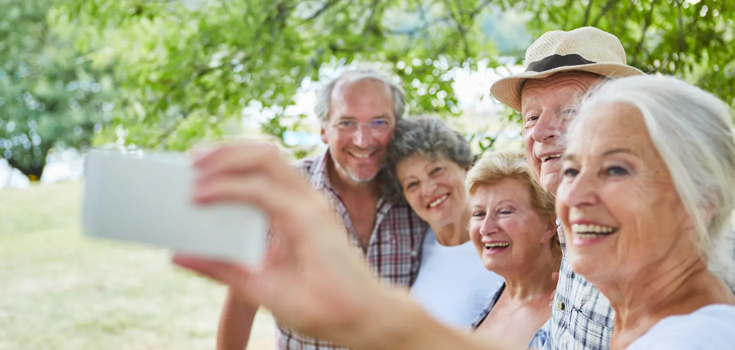 Robert Kneschke / Shutterstock.com Gruppe macht ein Selfie-Bild