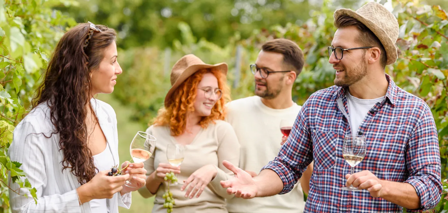 Lordn / Shutterstock.com Gruppe von Freunden bei einer Weinprobe