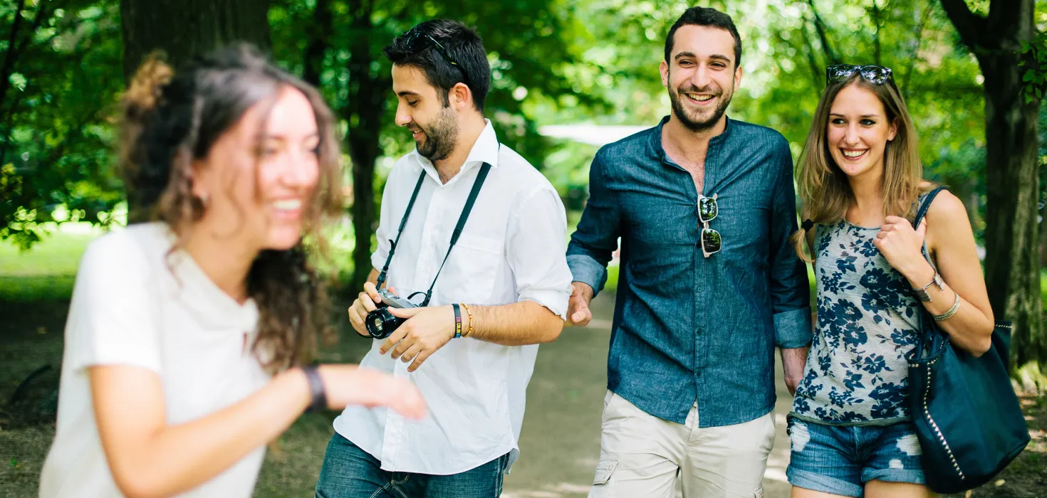 Miamiyeah / Shutterstock.com Gruppe spaziert durch Park