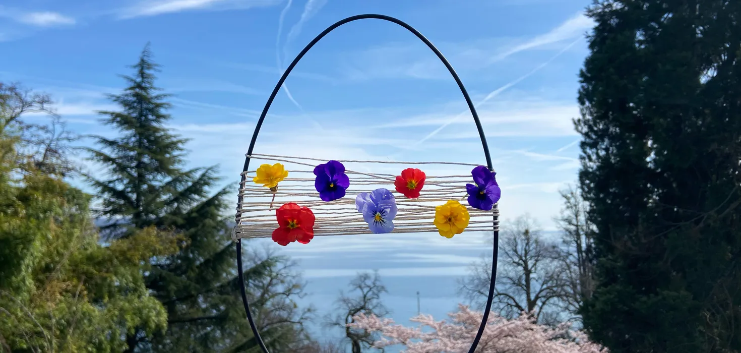 Osterei vor dem Bodensee mit Frühlingsblumen