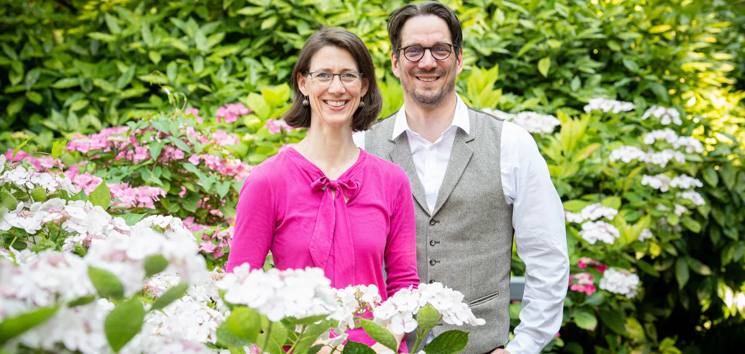 Insel Mainau / Rainer M. Hohnhaus Bettina Gräfin Bernadotte und Björn Graf Bernadotte umgeben von Hortensien auf der Insel Mainau