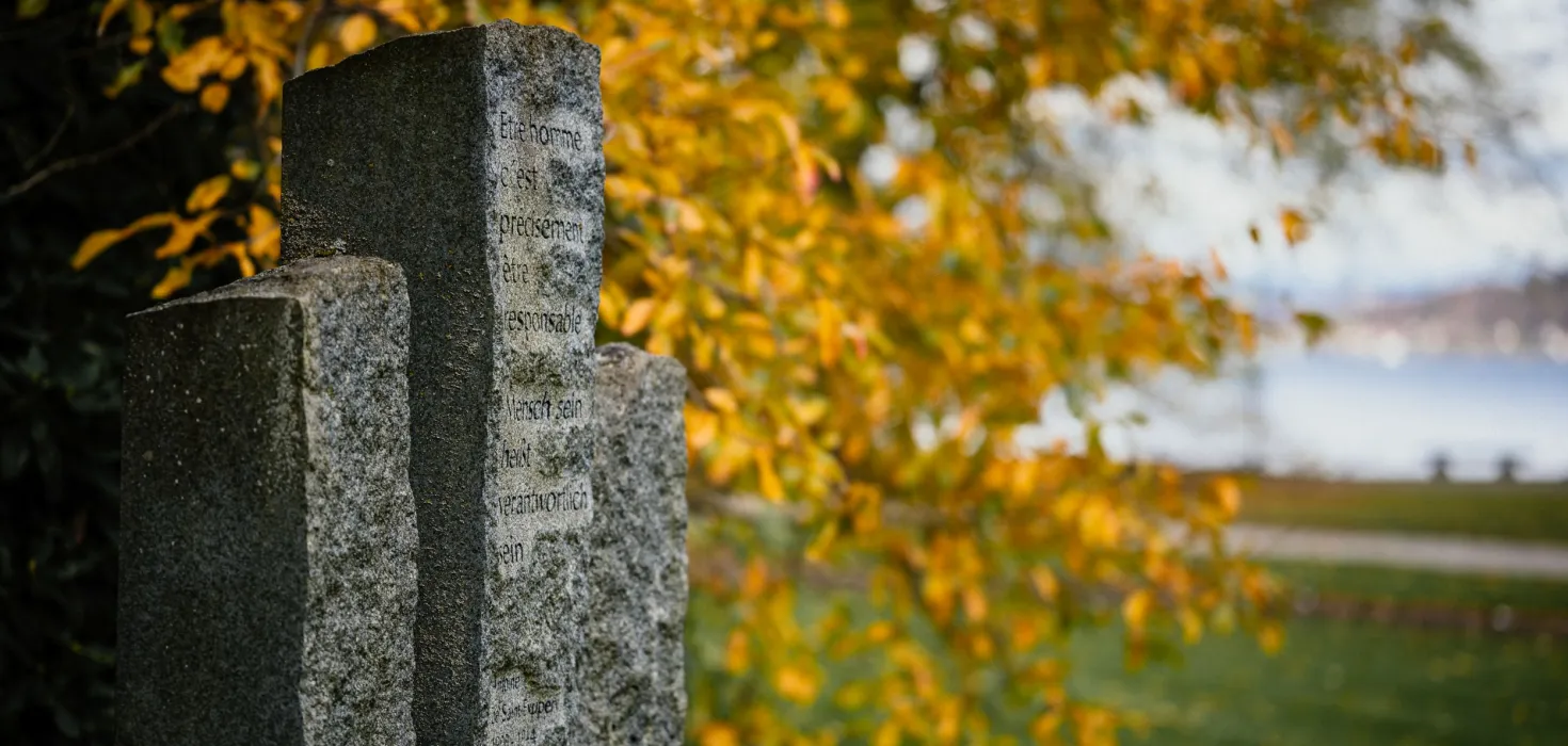 Erinnerungszeichen Erinnerungszeichen auf der Insel Mainau im Herbst