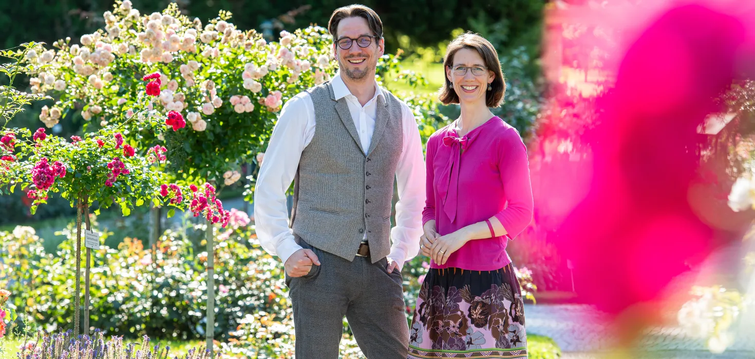 Björn Graf Bernadotte und Bettina Gräfin Bernadotte im Italienischen Rosengarten auf der Insel Mainau Björn Graf Bernadotte und Bettina Gräfin Bernadotte im Italienischen Rosengarten auf der Insel Mainau