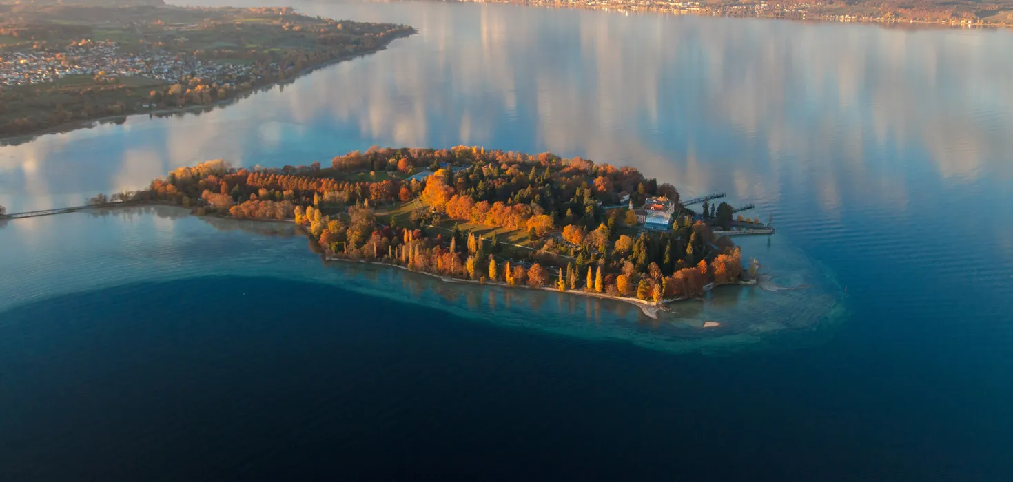 Insel Mainau im Herbst Luftaufnahme von der Insel Mainau im Herbst. Im Hintergrund ist die umgebende Landschaft sowie Nebelfelder zu sehen sowie die Herbstfärbung der Bäume