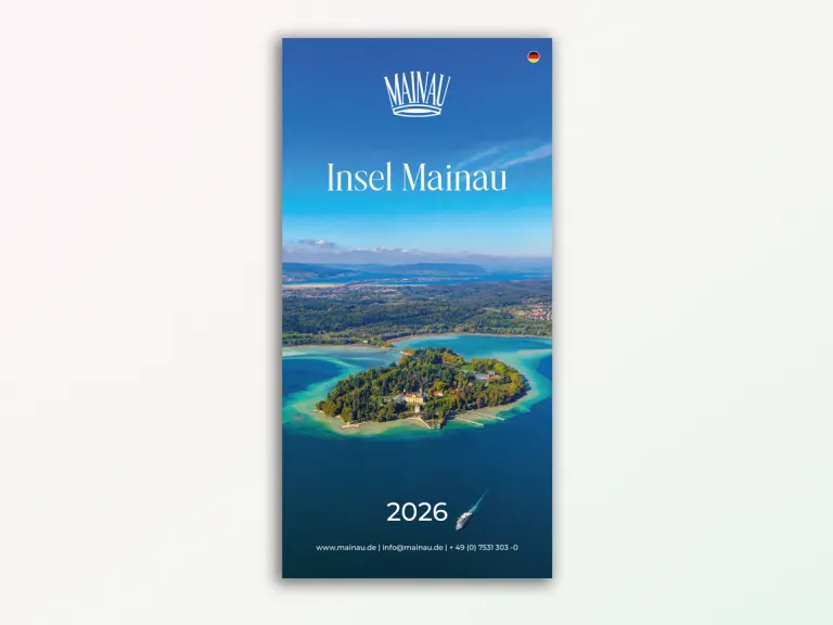 Ansicht der ersten Seite des Insel-Flyers. Zu sehen ist eine Insel aus der Luft umgeben von blauem Wasser und blauem Himmel