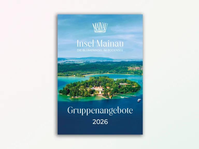 Erste Seite der Brochüre für die Gruppenangebote der Insel Mainau. Zu sehen ist einen Luftaufnahme der Insel Mainau im Bodensee.