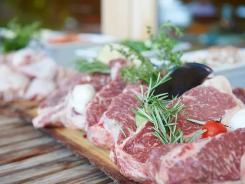 Fleisch mit Rosmarinzweig