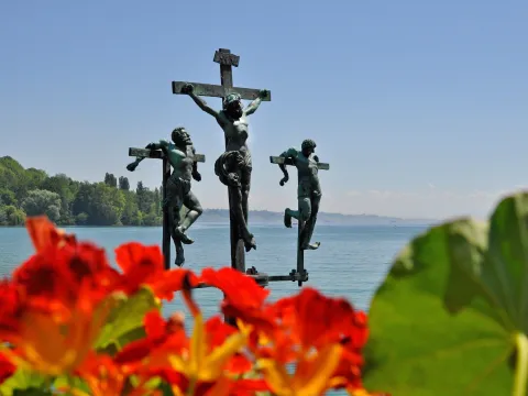 Schwedenkreuz der Insel Mainau mit Sommerbepflanzung im Vordergrund
