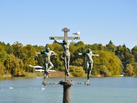Schwedenkreuz der Insel Mainau mit Sommer