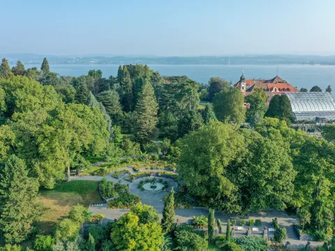 Insel Mainau / Marketing Luftaufnahme Brunnenarena mit Palmenhaus und Schlossansicht auf der Insel Mainau