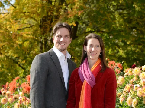 Björn Graf Bernadotte und Bettina Gräfin Bernadotte im Dahliengarten auf der Insel Mainau