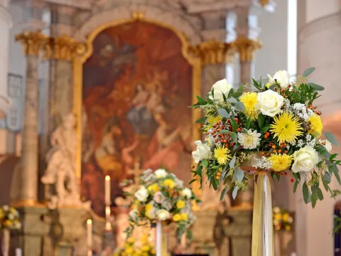 Insel Mainau / Peter Allgaier Blumendekoration in der Schlosskirche St. Marien für eine Hochzeit auf der Insel Mainau