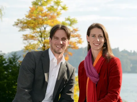 Björn Graf Bernadotte und Bettina Gräfin Bernadotte vor Bodenseekulisse auf der Insel Mainau