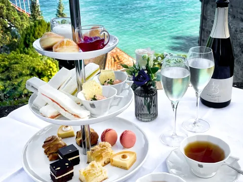 Insel Mainau tea time etagere tee snacks Blick auf See