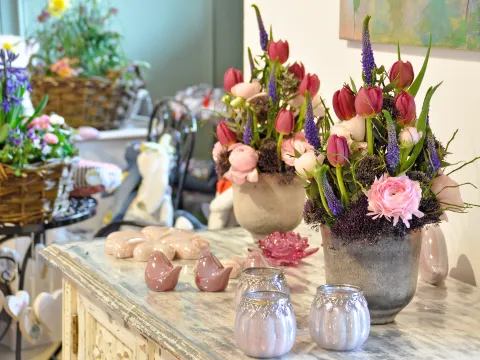 Blumengesteck und Dekoration auf einem Schrank