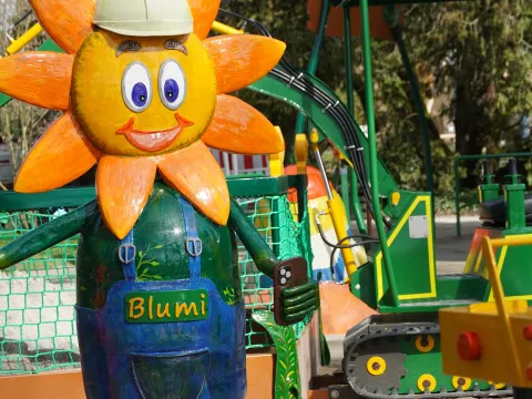 Insel Mainau Maskottchen Blumi auf dem Baggerspielplatz