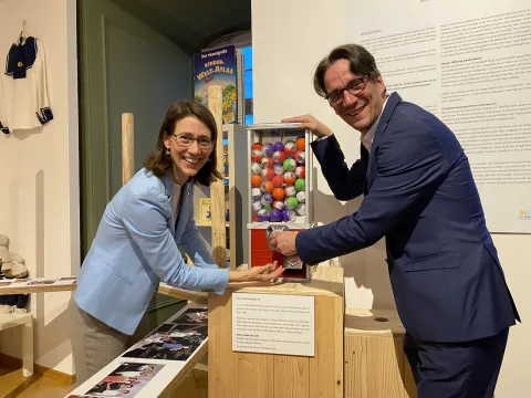 Mainau-Geschäftsführerin Bettina Gräfin Bernadotte und Mainau-Geschäftsführer Björn Graf Bernadotte präsentieren die Witzefabrik bei der Eröffnung der Ausstellung auf Schloss Mainau