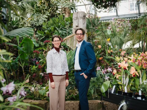 Insel Mainau/Torben Nuding zwei Personen vor vielen Orchideen