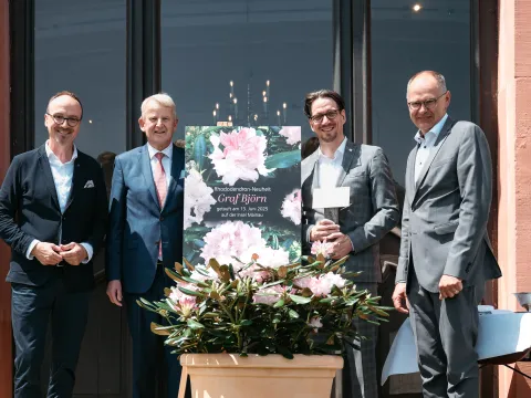 Rhododendrontaufe 50. Geburtstag Björn Graf Bernadotte Björn Graf Bernadotte tauft im Beisein von Markus Zeiler, Oberbürgermeister Uli Burchardt und Züchter Jan-Dieter Bruns die neue Rhododendronsorte