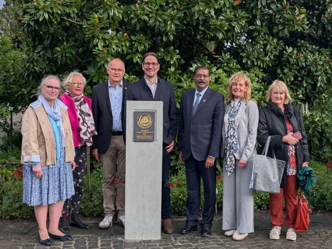 Insel Mainau Sieben Personen stehen hinter einem Award, den die Mainau erhielt