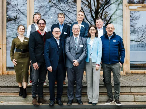 Die Verantwortlichen des "Mainauer Klimadialogs" vor der Comturey auf der Insel Mainau