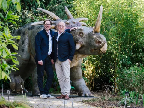 Geschäftsführung Mainau GmbH vor Dino im Mainaupark