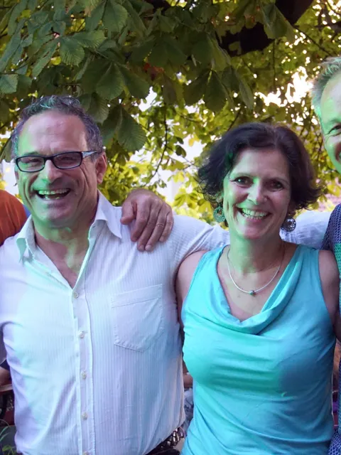 Jazz-Band Chará 3 Männer und eine Frau lachen in die Kamera