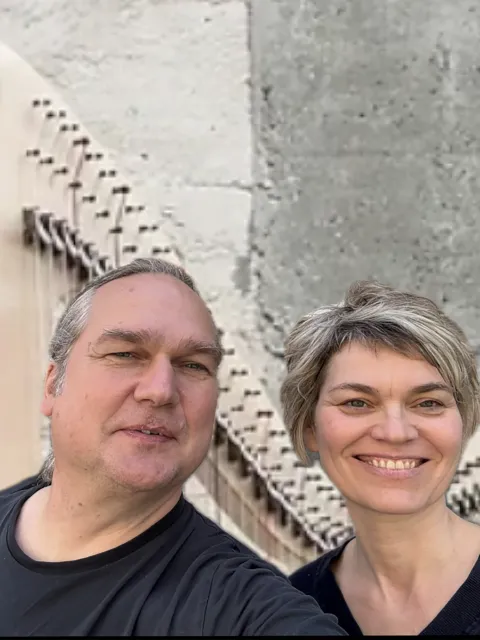 Harfe und Horns Ein Mann und eine Frau blicken in die Kamera