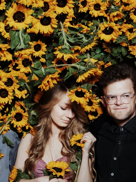 Jazz-Band Leleka 3 Männer und eine Frau vor einem Hintergrund voller Sonnenblumen