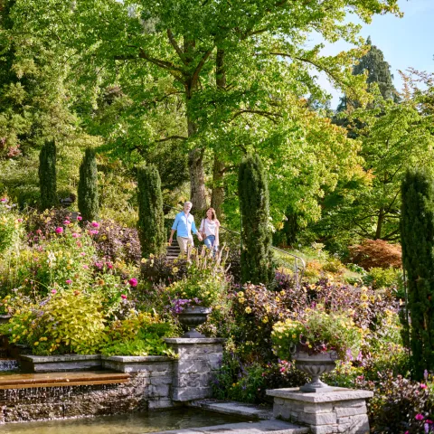Ein Paar spaziert an der Italienischen Blumen-Wassertreppe 