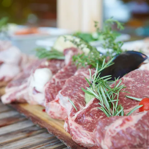 Fleisch mit Rosmarinzweig