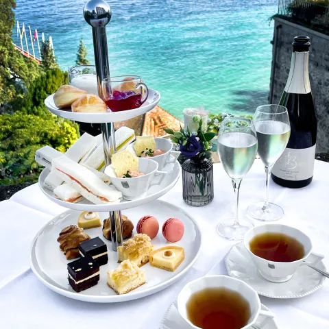 Insel Mainau tea time etagere tee snacks Blick auf See