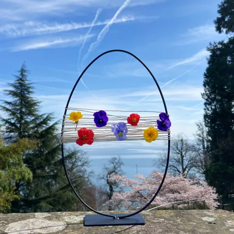 Osterei vor dem Bodensee mit Frühlingsblumen
