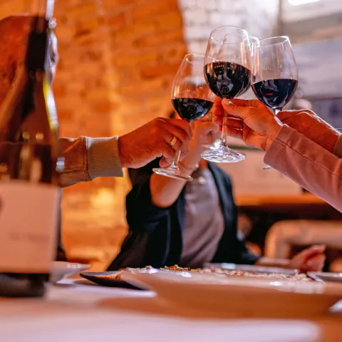 Insel Mainau / Bjørn Jansen Menschen stoßen mit Rotwein an