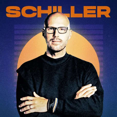 Porträt eines Mannes mit Brille und verschränkten Armen vor grafischem Hintergrund, darüber der Schriftzug ‚SCHILLER‘